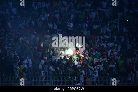 (190625) -- PÉKIN, le 25 juin 2019 -- les supporters algériens célèbrent le match du Groupe C de la coupe d'Afrique des Nations 2019 entre l'Algérie et le Kenya à Cario, en Égypte, le 23 juin 2019. L'Algérie a gagné 2-0. ) PHOTOS XINHUA DU JOUR WuxHuiwo PUBLICATIONxNOTxINxCHN Banque D'Images