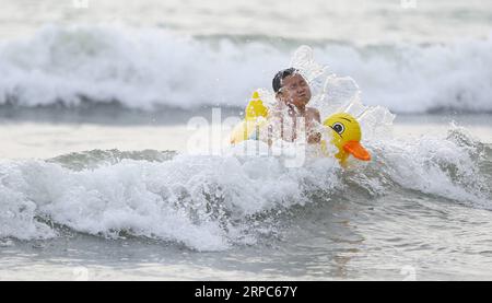 (190625) -- PÉKIN, le 25 juin 2019 -- Un garçon joue à la baie de Sanya dans la ville de Sanya, dans la province de Hainan du sud de la Chine, le 24 juin 2019.) PHOTOS XINHUA DU JOUR ChenxWenwu PUBLICATIONxNOTxINxCHN Banque D'Images