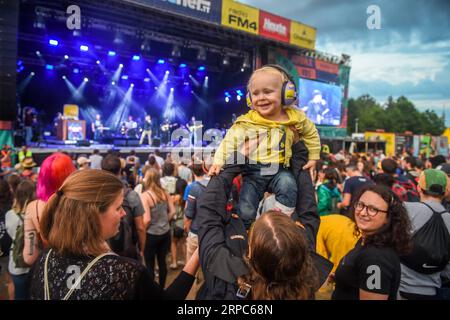 (190625) -- BEIJING, 25 juin 2019 -- les gens regardent un spectacle lors de l'événement musical Donauinselfest (Festival de l'île du Danube) à Vienne, Autriche, le 23 juin 2019.) PHOTOS XINHUA DU JOUR GuoxChen PUBLICATIONxNOTxINxCHN Banque D'Images