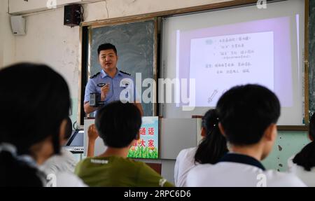 (190625) -- HAIKOU, le 25 juin 2019 -- Un policier explique les méfaits de la drogue aux élèves lors d'une activité éducative organisée à l'école secondaire de Dongying à l'approche de la Journée internationale contre l'abus et le trafic illicite de drogues à Haikou, dans la province de Hainan du sud de la Chine, le 25 juin 2019. La Journée internationale contre l ' abus et le trafic illicite des drogues est célébrée le 26 juin de chaque année. ) CHINA-HAINAN-INT L ANTI-DROGUE JOUR-ACTIVITÉ (CN) YANGXGUANYU PUBLICATIONXNOTXINXCHN Banque D'Images