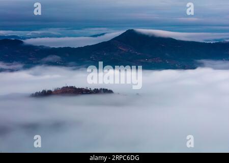 Nuages d'hiver dans la montagne Banque D'Images