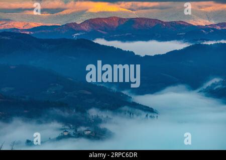 Nuages d'hiver dans la montagne Banque D'Images