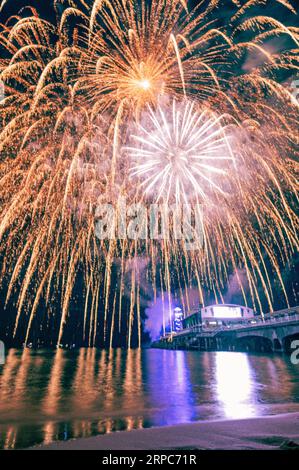 Le feu d'artifice la nuit. BOURNEMOUTH ; Royaume-Uni : des images EXTRAORDINAIRES montrent des expositions aériennes passionnantes du festival aérien de Bournemouth au cours du week-end. IT Banque D'Images