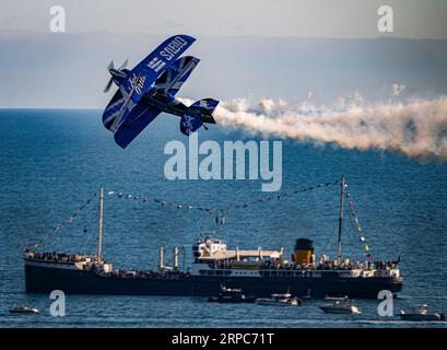 Les Super Pitts muscle biplan faisant des acrobaties. BOURNEMOUTH ; Royaume-Uni : des images EXTRAORDINAIRES montrent des expositions aériennes passionnantes du Festival aérien de Bournemouth OV Banque D'Images