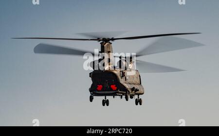 Le Boeing CH-47 Chinook. BOURNEMOUTH ; Royaume-Uni : des images EXTRAORDINAIRES montrent des expositions aériennes passionnantes du festival aérien de Bournemouth au cours du week-end. C'est Th Banque D'Images