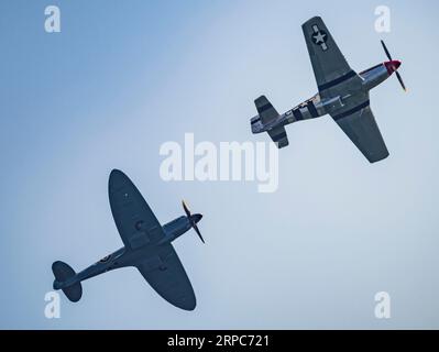 Un avion américain inconnu de la Seconde Guerre mondiale (en haut à droite) et WW2 Spitfire (en bas à gauche). BOURNEMOUTH ; Royaume-Uni : des images EXTRAORDINAIRES montrent des expositions aériennes passionnantes de Bou Banque D'Images