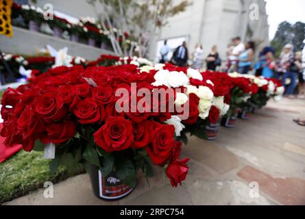 (190626) -- LOS ANGELES, le 26 juin 2019 -- des fleurs sont vues devant le dernier lieu de repos de Michael Jackson au Forest Lawn Memorial Garden pour marquer le 10e anniversaire de la mort de Jackson à Los Angeles, aux États-Unis, le 25 juin 2019. Les fans sont venus du monde entier à Los Angeles mardi pour commémorer Michael Jackson à l'occasion du 10e anniversaire de la mort de la pop star en 2009. ÉTATS-UNIS-LOS ANGELES-MICHAEL JACKSON-ANNIVERSAIRE LIXYING PUBLICATIONXNOTXINXCHN Banque D'Images