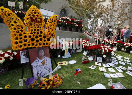 (190626) -- LOS ANGELES, le 26 juin 2019 -- des fleurs et des photos sont vues devant le dernier lieu de repos de Michael Jackson au Forest Lawn Memorial Garden pour marquer le 10e anniversaire de la mort de Jackson à Los Angeles, aux États-Unis, le 25 juin 2019. Les fans sont venus du monde entier à Los Angeles mardi pour commémorer Michael Jackson à l'occasion du 10e anniversaire de la mort de la pop star en 2009. ÉTATS-UNIS-LOS ANGELES-MICHAEL JACKSON-ANNIVERSAIRE LIXYING PUBLICATIONXNOTXINXCHN Banque D'Images