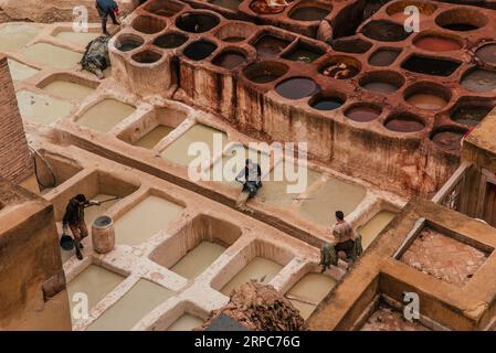 Vue à l'intérieur de la vieille médina à Fès, une tannerie traditionnelle et ancienne avec W. Banque D'Images