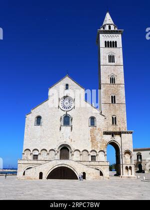 Façade ouest de la cathédrale de Trani, région des Pouilles, Italie. Banque D'Images