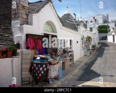 Magasin de souvenirs à Alberobello, Pouilles, Italie Banque D'Images