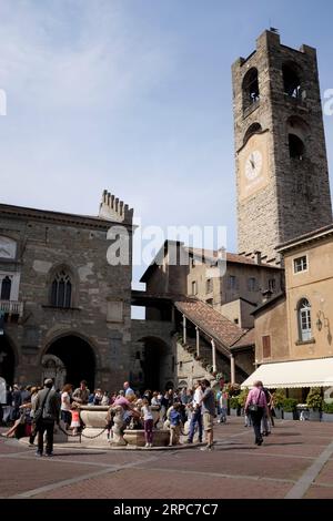 Piazza Vecchia, fontaine Contarini et clocher, Bergame, Italie. Banque D'Images