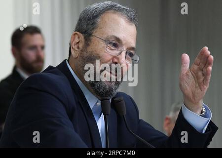 (190626) -- TEL AVIV, 26 juin 2019 (Xinhua) -- l'ancien Premier ministre israélien Ehud Barak prend la parole lors d'une conférence de presse à tel Aviv, Israël, le 26 juin 2019. Ehud Barak a annoncé mercredi qu il retournait en politique et formait un nouveau parti pour vaincre le Premier ministre sortant Benjamin Netanyahu lors des prochaines élections israéliennes. (XINHUA/JINI) ISRAËL-TEL AVIV-EHUD BARAK-CONFÉRENCE DE PRESSE PUBLICATIONXNOTXINXCHN Banque D'Images