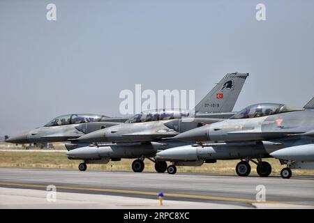 (190627) -- ANKARA, 27 juin 2019 (Xinhua) -- des avions militaires participent à l'exercice aérien Anatolian Eagle à Konya, Turquie, le 26 juin 2019. La Turquie et ses alliés participent aux exercices aériens Anatolian Eagle dans la province centrale de Konya afin d'accroître la coopération sur les tâches conjointes et les types de missions d'exercice, ont rapporté jeudi les médias locaux. (Xinhua) TURQUIE-KONYA-INTERNATIONAL FOREUSES AÉRIENNES PUBLICATIONxNOTxINxCHN Banque D'Images