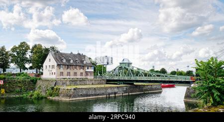 le pont tournant historique rénové à l'entrée du port de cologne deutz Banque D'Images