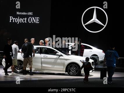 (190628) -- BEIJING, le 28 juin 2019 -- les visiteurs regardent autour des voitures au stand de Mercedes-Benz au salon de l'auto de Los Angeles à Los Angeles, États-Unis, le 1 décembre 2017.) Xinhua Headlines : effet papillon de l'intimidation commerciale américaine ZhaoxHanrong PUBLICATIONxNOTxINxCHN Banque D'Images