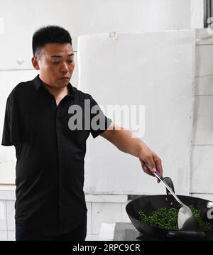 (190628) -- CHONGQING, 28 juin 2019 -- Liu Yi fabrique de l'huile de poivre dans le district de Nanchuan, au sud-ouest de la Chine, Chongqing, 27 juin 2019. Bien qu’il ait perdu son bras droit dans un accident à l’âge de neuf ans, Liu Yi, 44 ans, n’a jamais baissé la tête vers le destin. Après avoir obtenu son diplôme d'une école professionnelle en 1994, il a essayé un bon nombre d'emplois comme lave-vaisselle, marchand de fruits et mineur de charbon. Depuis 2010, il a décidé de démarrer sa propre entreprise dans sa ville natale en organisant les villageois pour planter des racines de bambou et élever des poulets. Ses efforts ont porté leurs fruits. En 2016, cependant, Liu Yi s'est intéressé à planter du poivre Banque D'Images