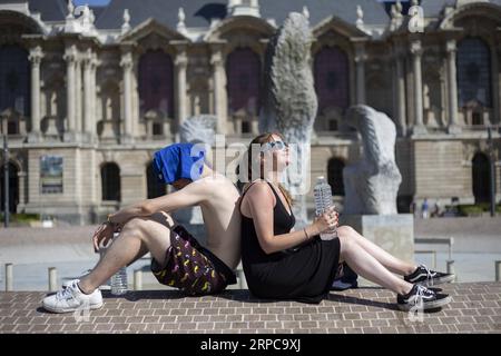 (190629) -- LILLE, le 29 juin 2019 -- les gens se reposent au bord d'un étang à Lille, France, le 28 juin 2019. Les températures en France ont atteint 45 degrés Celsius vendredi pour la première fois depuis le début des mesures de température, selon Météo France. Alors que la canicule atteint un pic de chaleur exceptionnel vendredi, a averti Météo France, de nombreux records de température absolue pourraient être battus. S¨¦bastien Courdji) FRANCE-MÉTÉO-VAGUE DE CHALEUR GaoxJing PUBLICATIONxNOTxINxCHN Banque D'Images