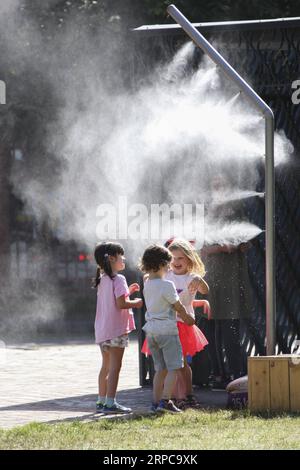 (190629) -- LILLE, 29 juin 2019 -- les enfants se refroidissent dans un atomiseur à Lille, France, 28 juin 2019. Les températures en France ont atteint 45 degrés Celsius vendredi pour la première fois depuis le début des mesures de température, selon Météo France. Alors que la canicule atteint un pic de chaleur exceptionnel vendredi, a averti Météo France, de nombreux records de température absolue pourraient être battus. S¨¦bastien Courdji) FRANCE-MÉTÉO-VAGUE DE CHALEUR GaoxJing PUBLICATIONxNOTxINxCHN Banque D'Images