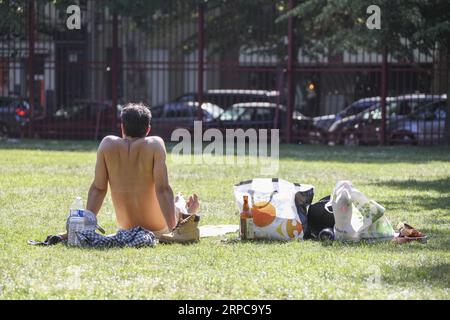 (190629) -- LILLE, le 29 juin 2019 -- Un homme repose sur l'herbe à Lille, France, le 28 juin 2019. Les températures en France ont atteint 45 degrés Celsius vendredi pour la première fois depuis le début des mesures de température, selon Météo France. Alors que la canicule atteint un pic de chaleur exceptionnel vendredi, a averti Météo France, de nombreux records de température absolue pourraient être battus. S¨¦bastien Courdji) FRANCE-MÉTÉO-VAGUE DE CHALEUR GaoxJing PUBLICATIONxNOTxINxCHN Banque D'Images