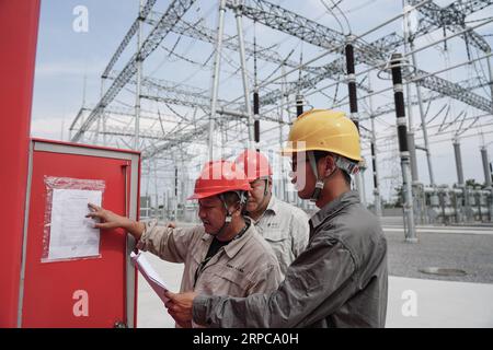 (190629) -- NANCHANG, le 29 juin 2019 -- des travailleurs effectuent des examens avant la mise en service de la station de conversion à Nanchang, dans la province du Jiangxi, dans l'est de la Chine, le 28 juin 2019. Le projet de transport et de transformation de l'électricité houtienne de 500kv a été mis en service vendredi, ce qui soulagera grandement la pression sur l'alimentation électrique locale en été. CHINE-JIANGXI-NANCHANG-CONVERTISSEUR STATION-OPÉRATION (CN) ZHOUXMI PUBLICATIONXNOTXINXCHN Banque D'Images