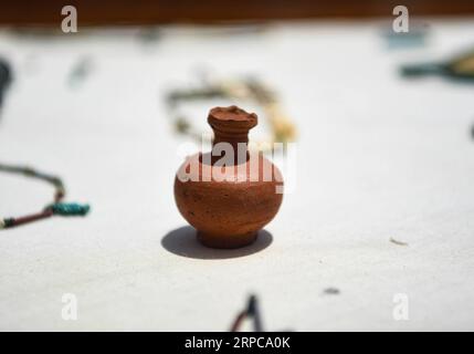 (190629) -- FAIYUM, 29 juin 2019 -- une photo prise le 28 juin 2019 montre des reliques découvertes dans une tombe datant de l'époque de l'Empire du milieu qui se trouve à environ 500 mètres de la pyramide de Senusret II, le pharaon de la 12e dynastie, à Faiyum, en Égypte. Le ministre égyptien des Antiquités Khaled al-Anany a inauguré vendredi la pyramide de Senusret II, le pharaon de la 12e dynastie, marquant son ouverture aux visiteurs pour la première fois. Connu sous le nom de pyramide el-Lahun, le cimetière royal remonte à la période entre 1897 av. J.-C. et 1878 av. J.-C. et est situé dans le gouvernorat de Faiyum, à 100 km au sud-ouest de la capitale Banque D'Images