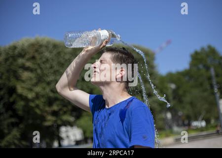 (190629) -- LILLE, 29 juin 2019 -- Un homme verse de l'eau sur la tête pour se rafraîchir à Lille, France, le 28 juin 2019. Les températures en France ont atteint 45 degrés Celsius vendredi pour la première fois depuis le début des mesures de température, selon Météo France. Alors que la canicule atteint un pic de chaleur exceptionnel vendredi, a averti Météo France, de nombreux records de température absolue pourraient être battus. S¨¦bastien Courdji) FRANCE-MÉTÉO-VAGUE DE CHALEUR GaoxJing PUBLICATIONxNOTxINxCHN Banque D'Images