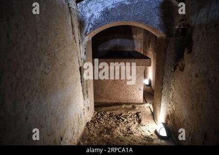 (190629) -- FAIYUM, 29 juin 2019 -- une photo prise le 28 juin 2019 montre un cercueil de granit à l'intérieur de la pyramide de Senusret II, le pharaon de la 12e dynastie, à Faiyum, en Égypte. Le ministre égyptien des Antiquités Khaled al-Anany a inauguré vendredi la pyramide de Senusret II, le pharaon de la 12e dynastie, marquant son ouverture aux visiteurs pour la première fois. Connu sous le nom de pyramide el-Lahun, le cimetière royal remonte à la période entre 1897 av. J.-C. à 1878 av. J.-C. et est situé dans le gouvernorat de Faiyum, à 100 km au sud-ouest de la capitale le Caire. ÉGYPTE-FAIYUM-PYRAMIDE-OUVERTURE LixYan PUBLICATIONxNOTxINxCHN Banque D'Images