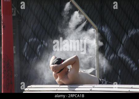 (190629) -- LILLE, le 29 juin 2019 -- Un homme se refroidit dans un atomiseur à Lille, France, le 28 juin 2019. Les températures en France ont atteint 45 degrés Celsius vendredi pour la première fois depuis le début des mesures de température, selon Météo France. Alors que la canicule atteint un pic de chaleur exceptionnel vendredi, a averti Météo France, de nombreux records de température absolue pourraient être battus. S¨¦bastien Courdji) FRANCE-MÉTÉO-VAGUE DE CHALEUR GaoxJing PUBLICATIONxNOTxINxCHN Banque D'Images