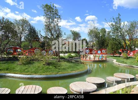 (190629) -- PÉKIN, le 29 juin 2019 -- les touristes visitent le jardin de Taiwan à l'exposition internationale d'horticulture de Beijing à Beijing, capitale de la Chine, le 29 juin 2019. Taiwan est une île au large de la côte sud-est du continent chinois. Il y a des ressources écologiques abondantes et de nombreux sites pittoresques, y compris la montagne Ali, une célèbre station de montagne et réserve naturelle, le lac Sun Moon, le plus grand lac d'eau douce de l'île, Kenting, entouré d'eau sur trois côtés à l'extrémité sud de Taiwan, le Geopark Yehliu, célèbre pour son paysage d'érosion marine sur la côte nord de T Banque D'Images