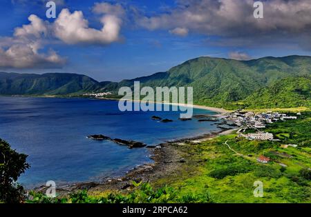 (190629) -- PÉKIN, 29 juin 2019 -- la photo prise le 16 mai 2019 montre la côte de l'île de Lanyu, au sud-est de la Chine à Taiwan. Taiwan est une île au large de la côte sud-est du continent chinois. Il y a des ressources écologiques abondantes et de nombreux sites pittoresques, y compris la montagne Ali, une célèbre station de montagne et réserve naturelle, le lac Sun Moon, le plus grand lac d'eau douce de l'île, Kenting, entouré d'eau sur trois côtés à l'extrémité sud de Taiwan, le Geopark Yehliu, célèbre pour son paysage d'érosion marine sur la côte nord de Taiwan, et l'île de Lanyu, un îlot Banque D'Images