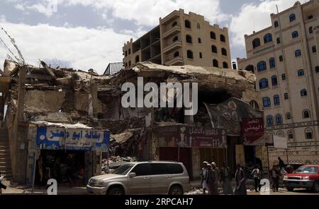 (190629) -- SANAA, 29 juin 2019 -- des gens marchent près d'une maison détruite pendant la guerre en cours à Sanaa, Yémen, le 29 juin 2019. Mohammed Mohammed) YÉMEN-SANAA-GUERRE-DÉCHIRÉ-VIE nieyunpeng PUBLICATIONxNOTxINxCHN Banque D'Images