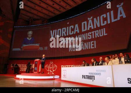(190629) -- BUCAREST, le 29 juin 2019 -- la première ministre roumaine Viorica Dancila prend la parole lors du congrès extraordinaire du Parti social-démocrate (PSD), principal parti au pouvoir, à Bucarest, Roumanie, le 29 juin 2019. La première ministre roumaine Viorica Dancila a été élue samedi à la présidence du principal Parti social-démocrate (PSD) au pouvoir, lors du congrès extraordinaire du parti. ROUMANIE-BUCAREST-PM-PRINCIPAL CHEF DU PARTI AU POUVOIR GABRIELXPETRESCU PUBLICATIONXNOTXINXCHN Banque D'Images