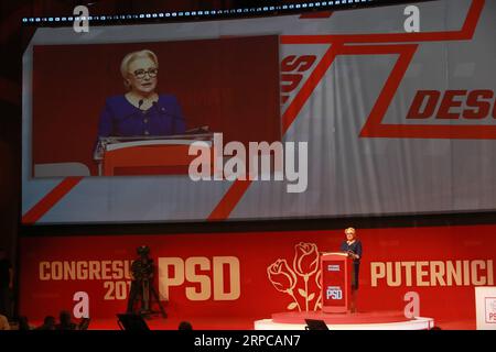 (190629) -- BUCAREST, le 29 juin 2019 -- la première ministre roumaine Viorica Dancila prend la parole lors du congrès extraordinaire du Parti social-démocrate (PSD), principal parti au pouvoir, à Bucarest, Roumanie, le 29 juin 2019. La première ministre roumaine Viorica Dancila a été élue samedi à la présidence du principal Parti social-démocrate (PSD) au pouvoir, lors du congrès extraordinaire du parti. ROUMANIE-BUCAREST-PM-PRINCIPAL CHEF DU PARTI AU POUVOIR GABRIELXPETRESCU PUBLICATIONXNOTXINXCHN Banque D'Images