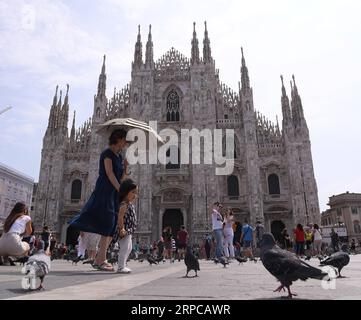 (190629) -- MILAN (ITALIE), 29 juin 2019 (Xinhua) -- les gens passent devant Duomo di Milano à Milan, Italie, le 29 juin 2019. Seize villes italiennes sont en état d'alerte après que deux hommes âgés sont morts d'un coup de chaleur dans ce qui est présenté comme l'une des vagues de chaleur les plus intenses à avoir frappé l'Italie ces dernières années. (Xinhua/Alberto Lingria) ITALIE-MILAN-VAGUE DE CHALEUR PUBLICATIONxNOTxINxCHN Banque D'Images