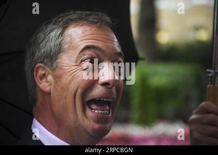 (190630) -- PÉKIN, 30 juin 2019 -- Nigel Farage du Brexit Party s'entretient avec les médias après avoir remis une lettre au 10 Downing Street demandant que le Brexit Party soit inclus dans les négociations sur le Brexit, à Londres, Grande-Bretagne, le 7 juin 2019. Portraits de juin 2019 AlbertoxPezzali PUBLICATIONxNOTxINxCHN Banque D'Images