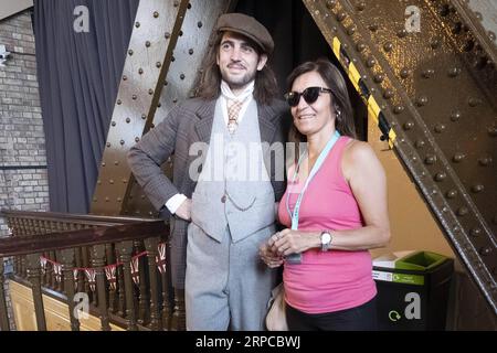 (190630) -- LONDRES, 30 juin 2019 -- un acteur (L) vêtu de costumes victoriens pose pour des photos avec un visiteur à l'intérieur de Tower Bridge à Londres, Grande-Bretagne, le 30 juin 2019. L emblématique Tower Bridge de Londres célèbre son 125e anniversaire dimanche avec des expositions et des offres spéciales. Inauguré officiellement le 30 juin 1894, le pont est devenu le point de repère déterminant de la capitale britannique. Il a accueilli un nombre record de 864 652 000 visiteurs en 2018. ) BRITAIN-LONDRES-TOUR DE LONDRES-125E ANNIVERSAIRE RAYXTANG PUBLICATIONXNOTXINXCHN Banque D'Images