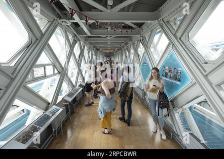 (190630) -- LONDRES, le 30 juin 2019 -- les visiteurs voient l'exposition Inside Tower Bridge à Londres, Grande-Bretagne, le 30 juin 2019. L emblématique Tower Bridge de Londres célèbre son 125e anniversaire dimanche avec des expositions et des offres spéciales. Inauguré officiellement le 30 juin 1894, le pont est devenu le point de repère déterminant de la capitale britannique. Il a accueilli un nombre record de 864 652 000 visiteurs en 2018. ) BRITAIN-LONDRES-TOUR DE LONDRES-125E ANNIVERSAIRE RAYXTANG PUBLICATIONXNOTXINXCHN Banque D'Images