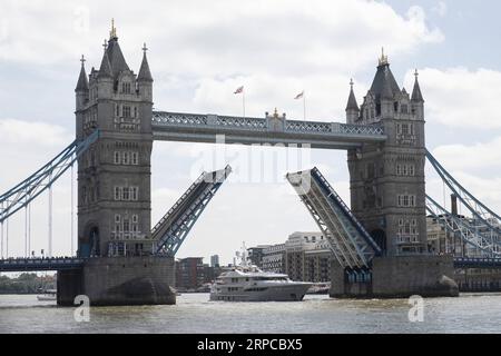 Actualités Bilder des Tages (190630) -- LONDRES, le 30 juin 2019 -- Un navire navigue sous Tower Bridge à Londres, Grande-Bretagne, le 30 juin 2019. L emblématique Tower Bridge de Londres célèbre son 125e anniversaire dimanche avec des expositions et des offres spéciales. Inauguré officiellement le 30 juin 1894, le pont est devenu le point de repère déterminant de la capitale britannique. Il a accueilli un nombre record de 864 652 000 visiteurs en 2018. ) BRITAIN-LONDRES-TOUR DE LONDRES-125E ANNIVERSAIRE RAYXTANG PUBLICATIONXNOTXINXCHN Banque D'Images