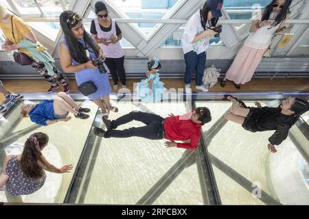 (190630) -- LONDRES, le 30 juin 2019 -- les visiteurs voient la fenêtre vitrée à l'intérieur du Tower Bridge à Londres, en Grande-Bretagne, le 30 juin 2019. L emblématique Tower Bridge de Londres célèbre son 125e anniversaire dimanche avec des expositions et des offres spéciales. Inauguré officiellement le 30 juin 1894, le pont est devenu le point de repère déterminant de la capitale britannique. Il a accueilli un nombre record de 864 652 000 visiteurs en 2018. ) BRITAIN-LONDRES-TOUR DE LONDRES-125E ANNIVERSAIRE RAYXTANG PUBLICATIONXNOTXINXCHN Banque D'Images