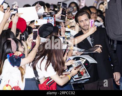 (190630) -- SÉOUL, 30 juin 2019 -- l'acteur Jake Gyllenhaal prend des selfies avec ses fans lors d'une conférence de presse du film Spider-Man : Far From Home à Séoul, Corée du Sud, le 30 juin 2019. Le film sortira en Corée du Sud le 2 juillet. ) CORÉE DU SUD-SEOUL-MOVIE- SPIDER-MAN : LOIN DE CHEZ SOI -PROMOTION LEEXSANG-HO PUBLICATIONXNOTXINXCHN Banque D'Images