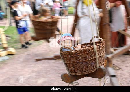 (190701) -- PÉKIN, le 1 juillet 2019 -- Un enfant profite d'un manège manuel à Turku, dans le sud-ouest de la Finlande, le 29 juin 2019. Le marché médiéval annuel, l'un des plus grands événements historiques de Finlande, se tient à Turku du 27 au 30 juin. Les gens modernes peuvent profiter de la musique et de la danse anciennes, des pièces de rue historiques, de la nourriture traditionnelle et de l'artisanat pendant l'événement.) PHOTOS XINHUA DU JOUR ZhangxXuan PUBLICATIONxNOTxINxCHN Banque D'Images