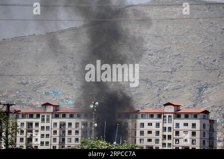 Actualités Bilder des Tages (190701) -- KABOUL, 1 juillet 2019 -- la fumée monte du site de l'explosion à Kaboul, capitale de l'Afghanistan, le 1 juillet 2019. Jusqu'à 34 personnes ont été confirmées mortes et 68 blessés ont été emmenés dans les hôpitaux après une puissante explosion qui a secoué Kaboul à l'heure de pointe du matin lundi, a rapporté la chaîne locale The Tolo TV. AFGHANISTAN-KABOUL-EXPLOSION RahmatxAlizadah PUBLICATIONxNOTxINxCHN Banque D'Images