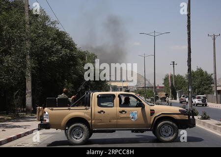 Actualités Themen der Woche KW27 Actualités Bilder des Tages 190701 -- KABOUL, le 1 juillet 2019 -- des membres des forces de sécurité afghanes montent la garde près du site de l'explosion à Kaboul, capitale de l'Afghanistan, le 1 juillet 2019. Jusqu'à 34 personnes ont été confirmées mortes et 68 blessés ont été emmenés dans les hôpitaux après une puissante explosion qui a secoué Kaboul à l'heure de pointe du matin lundi, a rapporté la chaîne locale The Tolo TV. AFGHANISTAN-KABOUL-EXPLOSION RahmatxAlizadah PUBLICATIONxNOTxINxCHN Banque D'Images