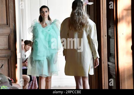 (190701) -- PARIS, 1 juillet 2019 (Xinhua) -- des mannequins présentent des créations des collections haute Couture automne/hiver 2019/20 de Xuan à Paris, France, le 30 juin 2019. (Xinhua/Piero Biasion) FRANCE-PARIS-FASHION-XUAN PUBLICATIONxNOTxINxCHN Banque D'Images