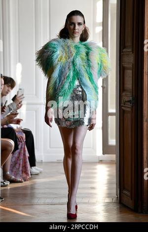 (190701) -- PARIS, 1 juillet 2019 (Xinhua) -- Un modèle présente les créations des collections haute Couture automne/hiver 2019/20 de Xuan à Paris, France, le 30 juin 2019. (Xinhua/Piero Biasion) FRANCE-PARIS-FASHION-XUAN PUBLICATIONxNOTxINxCHN Banque D'Images