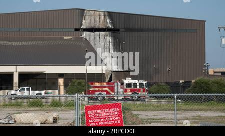 (190701) -- HOUSTON, 1 juillet 2019 (Xinhua) -- une photo prise le 1 juillet 2019 montre le hangar endommagé dans un accident d'avion à l'aéroport d'Addison, à environ 25 km au nord du centre-ville de Dallas, aux États-Unis. Dix personnes sont mortes après qu'un petit avion s'est écrasé dimanche matin à l'aéroport d'Addison. Le petit avion bimoteur venait de décoller lorsqu'il s'est écrasé dans un hangar et l'incendie a détruit l'avion. (Xinhua/Dan Tian) ACCIDENT D'AVION US-DALLAS PUBLICATIONxNOTxINxCHN Banque D'Images