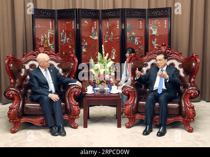 Actualités Bilder des Tages (190701) -- DALIAN, le 1 juillet 2019 -- le Premier ministre chinois Li Keqiang (à droite) rencontre Klaus Schwab, président exécutif du Forum économique mondial (FEM), à Dalian, dans la province du Liaoning du nord-est de la Chine, le 1 juillet 2019.) CHINA-DALIAN-LI KEQIANG-KLAUS SCHWAB-MEETING (CN) LIUXWEIBING PUBLICATIONXNOTXINXCHN Banque D'Images