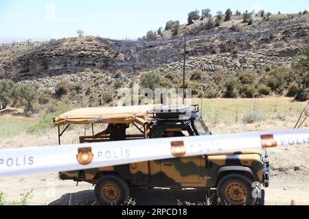 Actualités Bilder des Tages (190701) -- NICOSIE, le 1 juillet 2019 -- Un véhicule est vu près du site de l'explosion d'un missile anti-aérien près de Nicosie, capitale de Chypre, le 1 juillet 2019. Un missile antiaérien qui s'est probablement égaré après avoir été tiré contre des avions israéliens au-dessus de la Syrie est tombé au nord de la capitale chypriote ici tôt lundi, provoquant un incendie dans les montagnes, ont déclaré des responsables chypriotes grecs et turcs. CHYPRE-NICOSIE-CRASH DE MISSILE ANTI-AÉRIEN ZHANGXBAOPING PUBLICATIONXNOTXINXCHN Banque D'Images