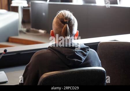 Schwerin, Allemagne. 04 septembre 2023. L’accusé de 50 ans dans le procès pour meurtre attend dans le hall du tribunal régional la poursuite du procès. Le défendeur est en procès depuis le 16 mai 2023. Il est accusé du meurtre de son fils de deux ans dix ans après le crime. Crédit : Bernd Wüstneck/dpa/Alamy Live News Banque D'Images